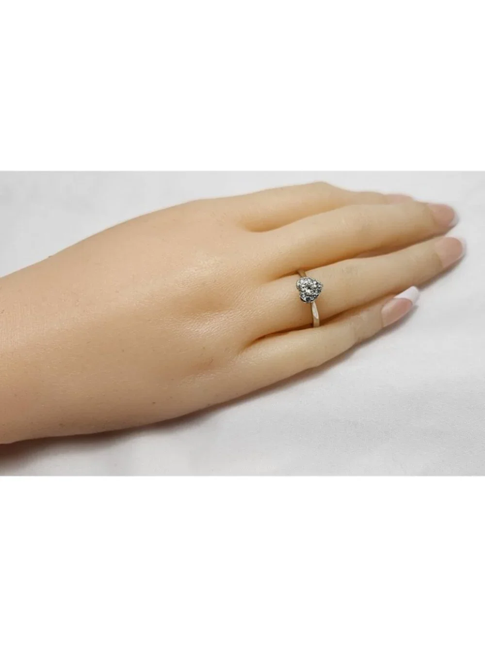 Beautiful 14K Karat Solid White Gold Designer Diamond Heart Ring - Size 6